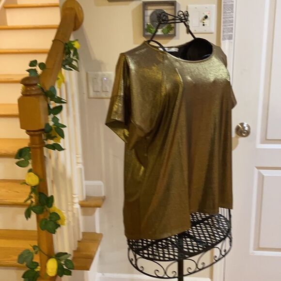 🔅🆕🔅✨Metallic Gold Round Neck Short Sleeve Top by Ellison✨ - Picture 5 of 10